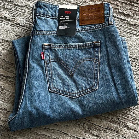 Levi’s Low Loose Straight Leg Jeans in Good Grades Wash - Picture 7 of 10